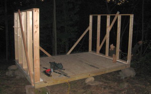 קירות לול התרנגולות יכולים להיות עשויים עץ או לבנים.