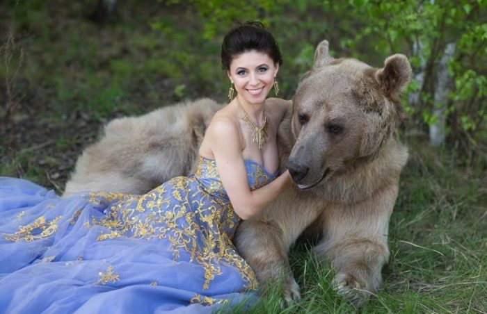 דוב עם דוגמנית נשית