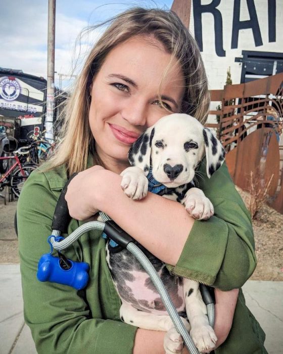 דלמטי עם לב על האף