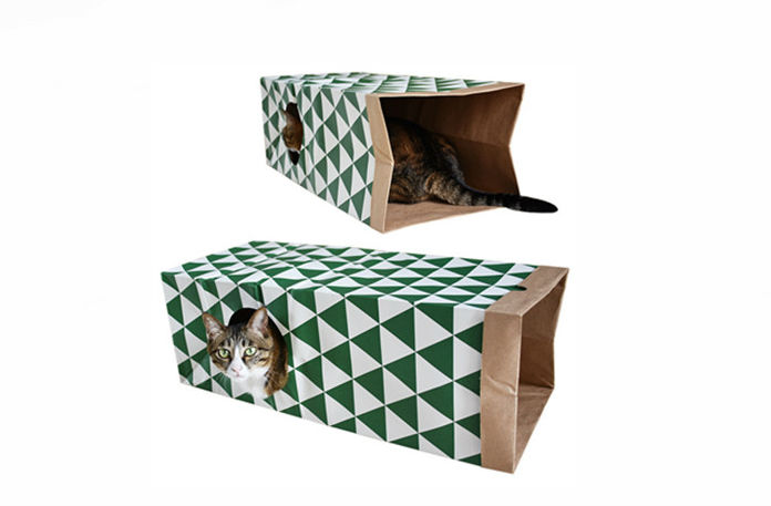 מנהרת חתולים עשויה משקיות נייר