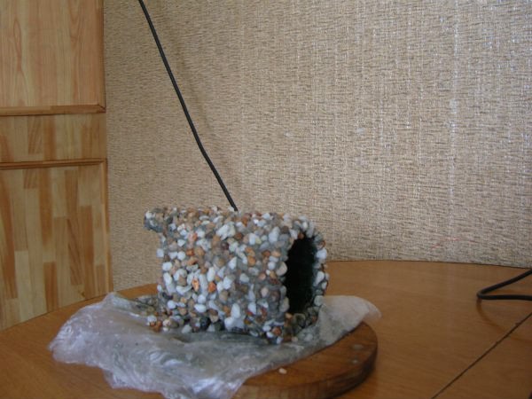 כלי יצירה לאקווריום עשוי מאבנים קטנות