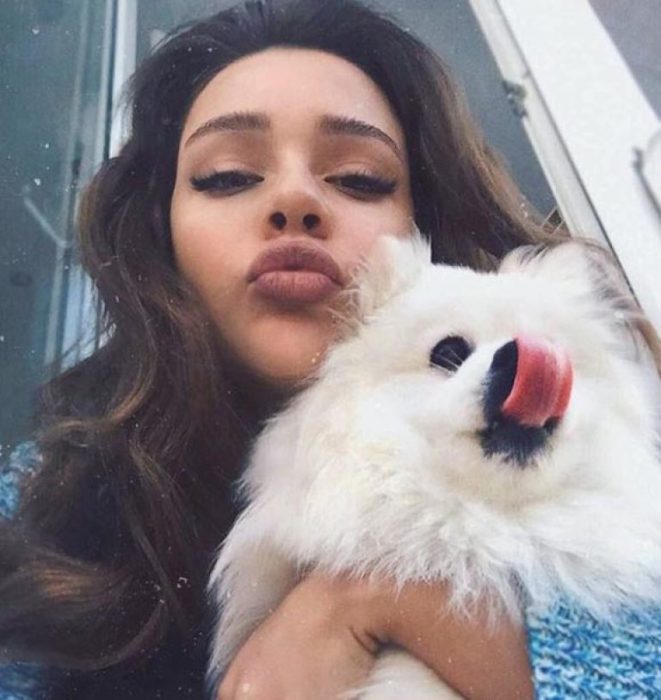 מאשה ווי מצטלמת עם הכלב שלה