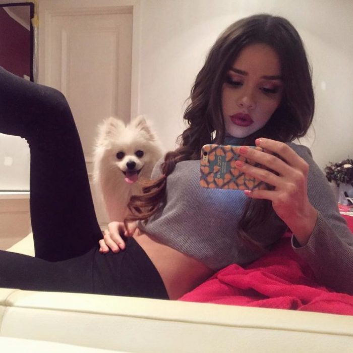 מאשה ווי מצלמת עם הכלב שלה.