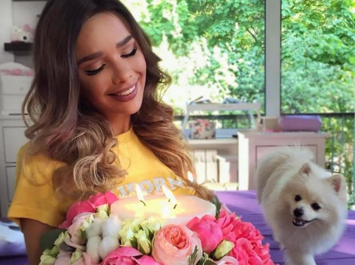 מאשה ווי עם פרחים וכלב