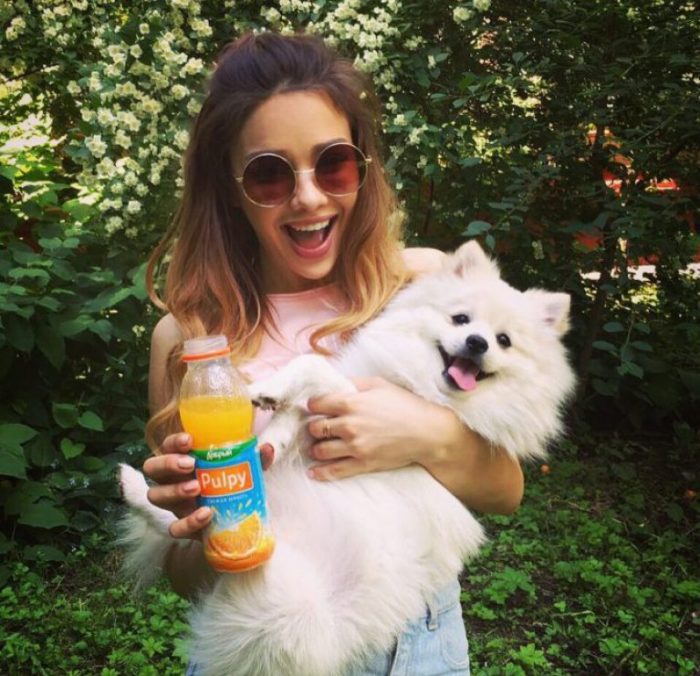 מאשה ווי עם משקה וכלב