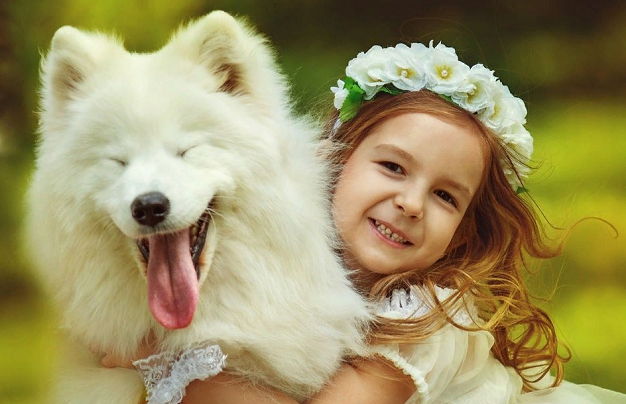 ילדה עם כלב