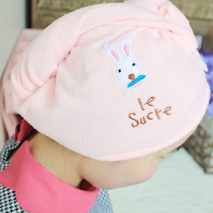 ראשה של הילדה עטוף במגבת