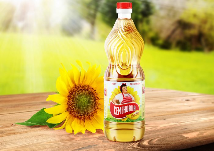 חמניות ובקבוק שמן צמחי על השולחן