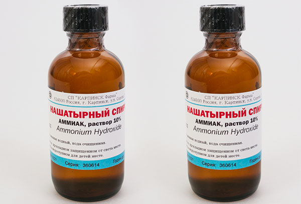 שני בקבוקי אמוניה