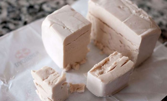 גוש שמרים חתוך על נייר