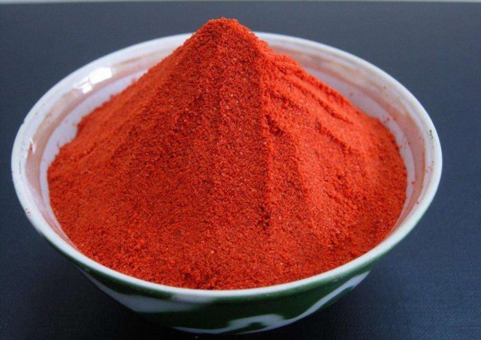 אבקת פלפל אדום בצלחת