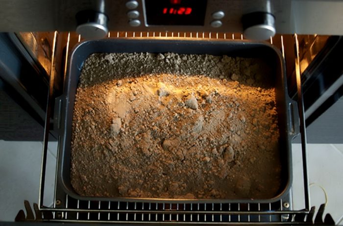 האדמה על תבנית האפייה מונחת בתנור