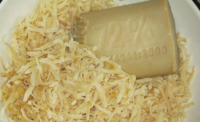 חתיכת סבון כביסה וגילופי חתיכות ממנו