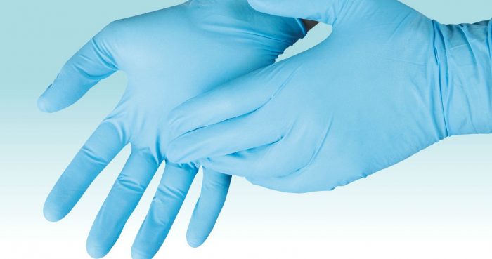 ידיים בכפפות גומי