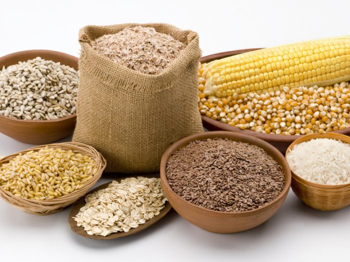 דגנים בשקית וצלחות שונות