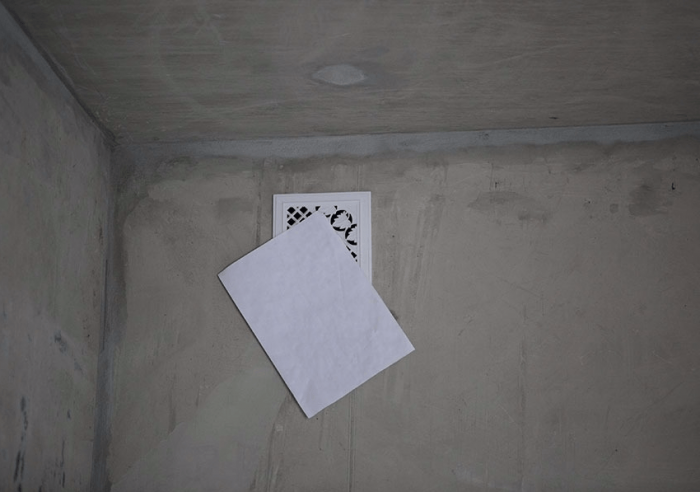 דף נייר ליד רשת האוורור בחדר