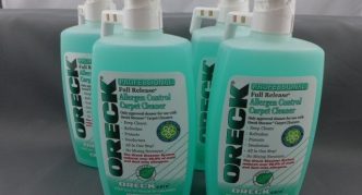 ארבעה בקבוקים של חומר ניקוי שטיחים של Oreck Allergen Control