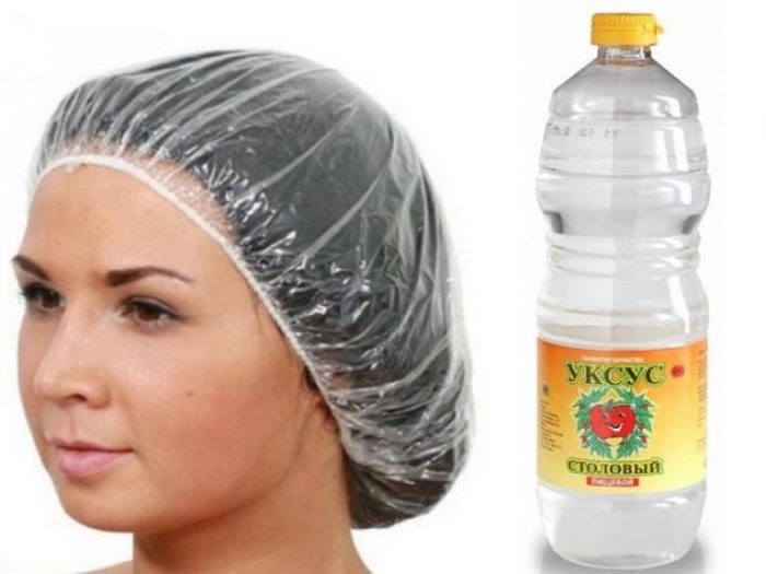 חומץ וילדה עם כובע על ראשה