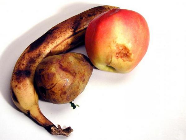 תפוח, אגס ובננה רקובים