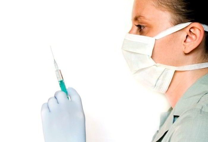 ילדה מחזיקה מזרק