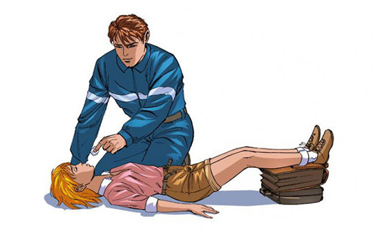 רופא מספק עזרה ראשונה במקרה של אובדן הכרה.