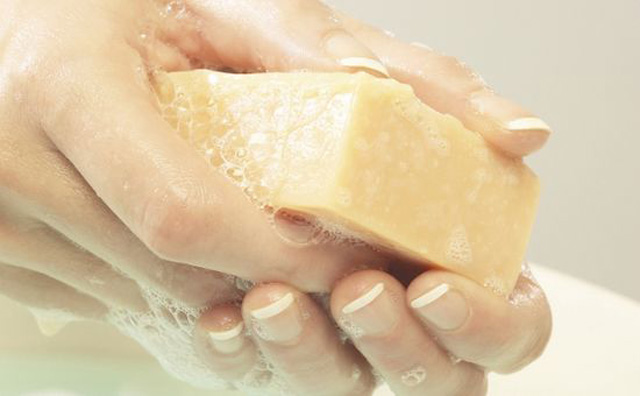 שטיפת ידיים עם סבון