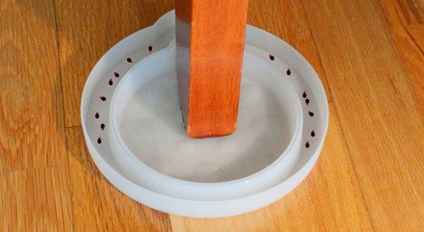 רגל רהיט מעץ עומדת במכסה עם מים