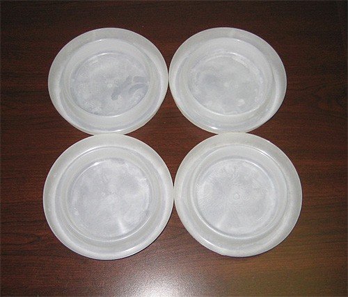 שני זוגות של מלכודות פלסטיק