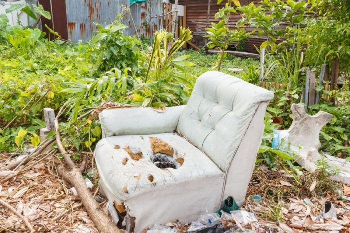 כיסא לבן ישן ברחוב