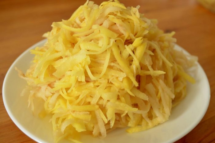 תפוחי אדמה גולמיים מגוררים על צלחת