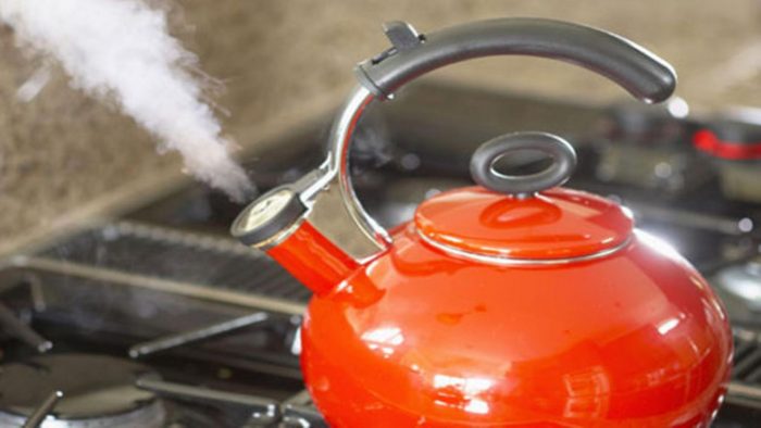 הקומקום רותח ממים