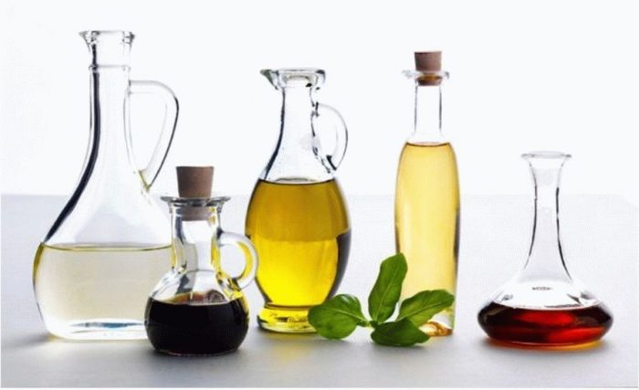 בקבוקים עם סוגים שונים של חומץ