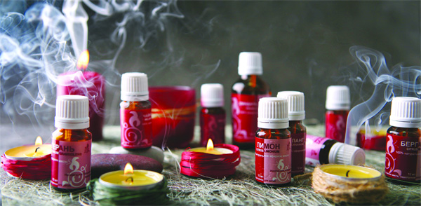 צנצנות עם שמנים אתריים שונים (גרניום, לימון, ברגמוט וכו')