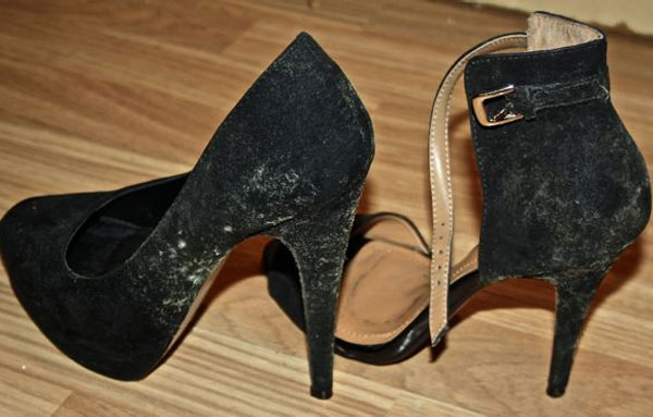 נעליים שחורות עם כתמי עובש