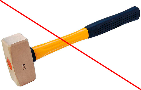 פטיש ושלט "אין כניסה"