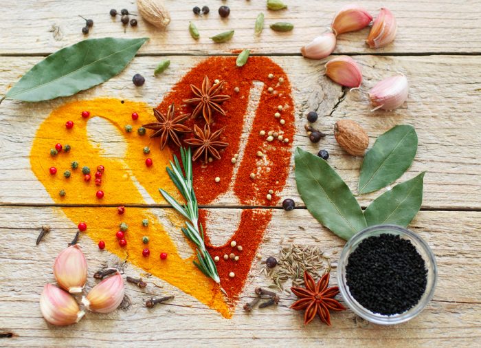 עלי דפנה, שום, אגוז מוסקט ותבלינים אחרים