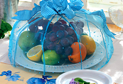 פירות תחת כיסוי מיוחד לזבובים