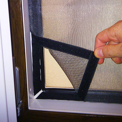 רשת נגד יתושים על החלון