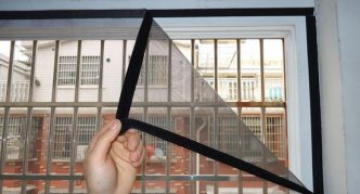 התקנת רשת נגד יתושים על חלון