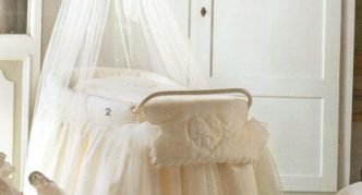 עריסה עם גגון