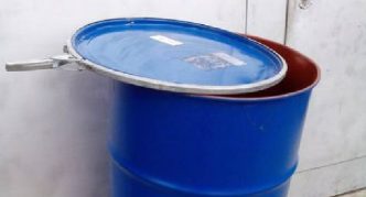 חבית עם מכסה למים