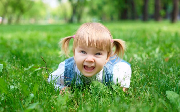 ילדה שוכבת על הדשא
