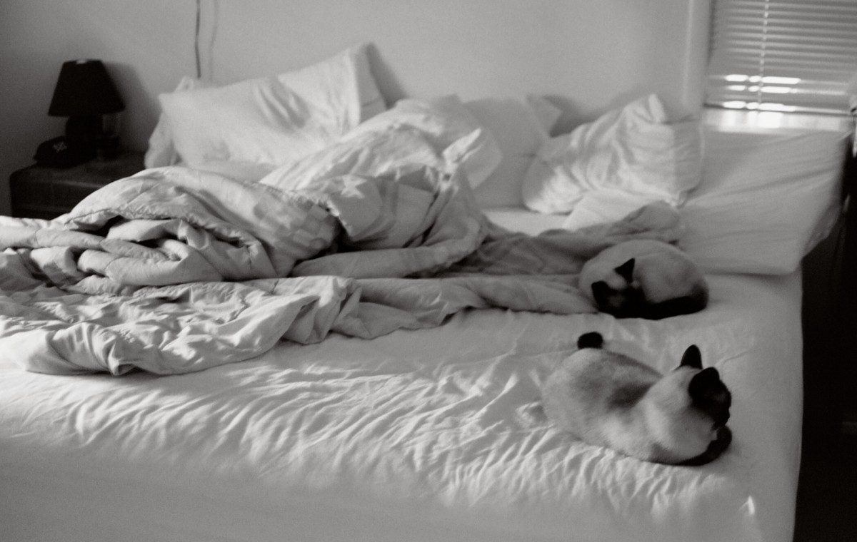 A cama está desarrumada.