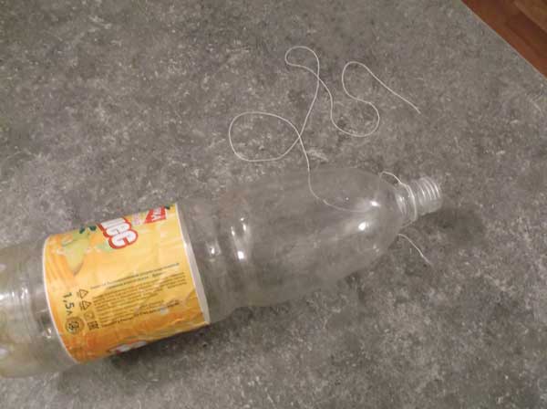 בקבוק פלסטיק למלכודת עכברים וחוט