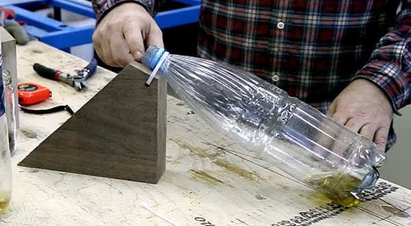 הצבת מלכודת עכברים מבקבוק