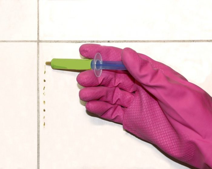 מריחת הג'ל עם כפפות