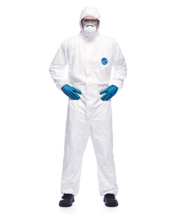 גבר בבגדי מגן ואביזרים