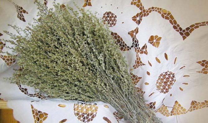 צרור לענה על מפת שולחן לבנה