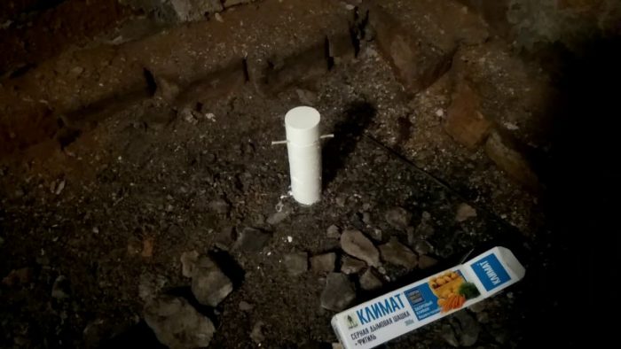 פצצת עשן נמצאת על הקרקע, ליד חבילה שכותרתה "אקלים"