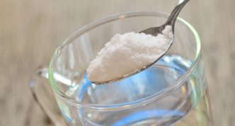 כף סודה לשתייה וכוס מים